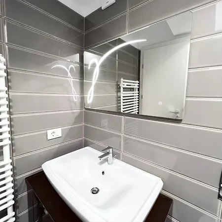 Apartment Vivo & Pool Access - Free Parking Constanta